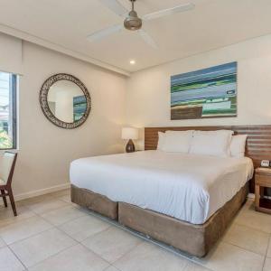 One-Bedroom Studio Suite with Garden View