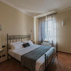 King Room with Roll-In Shower - Disability Access
