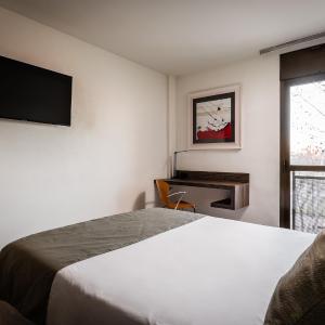 Double Room (2 Adults)
