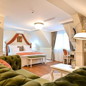 Deluxe Room (2 Adults + 1 Child)
