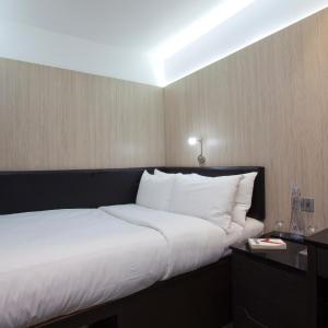 Queen Room without Window