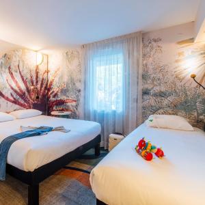 Standard Room with One Double Bed and One Single Bed