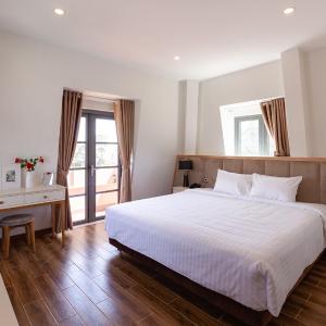 King Room with Balcony