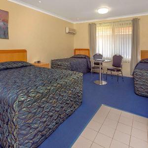 Family Room with One Queen Bed and Two Single Beds - Non-Smoking 