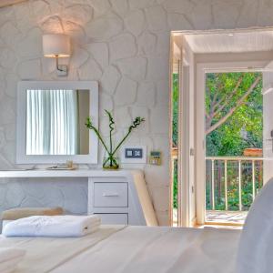Double Room with Balcony and Sea View