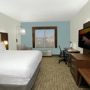King Room - Hearing Accessible - Roll-in Shower