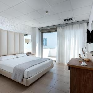 Double or Twin Room with Partial Sea View
