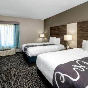 One-Bedroom Suite with One King Bed and Two Queen Beds - Non-Smoking