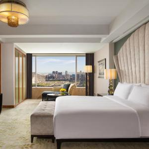One-Bedroom Suite with Club Lounge Access
