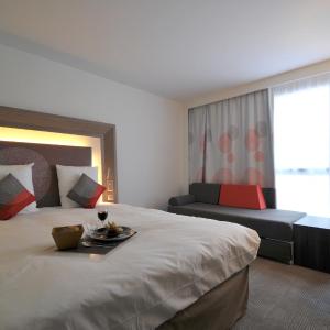 king size room with sofa bed