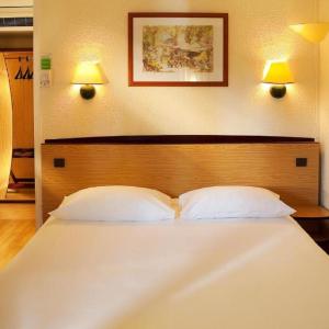 1 Double Bed  1 Junior Bed (Up To 10 Years)