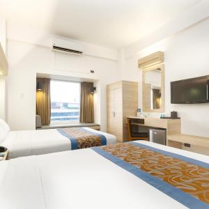 Queen Room with Two Queen Beds and City View - Non-Smoking