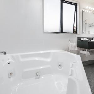 Studio with Spa Bath
