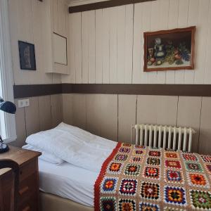 Single Room with Shared Toilet
