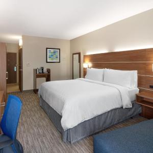 King Room with Roll In Shower - Non-Smoking