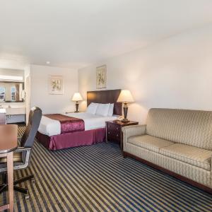 Deluxe King Room - Non-Smoking