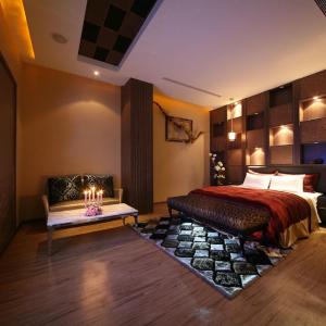 Deluxe King Room-mini KTV (Check-in after 20:00)