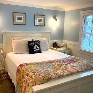 Queen Room with Private Bathroom