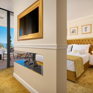 Deluxe Suite Sea Front and Outdoor Jacuzzi