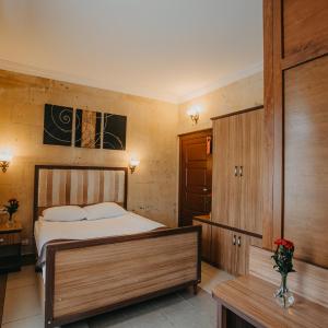Single Stone Room 