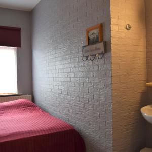 Single Room with Shared Bathroom
