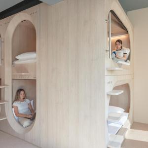 Single Capsule in 10-Capsule Female Only Room (2)