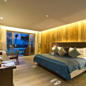 Deluxe King Room with Pool Access