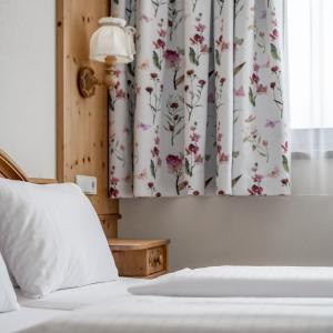 Deluxe Double Room (2 Adults + 1 Child)