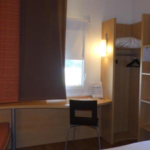 Standard Room with One Double Bed and One Single Bed