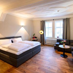 King Room with Roll-In Shower - Disability Access