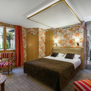 Double Room with Shower and Bath
