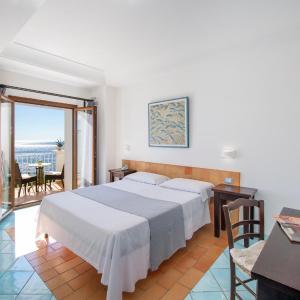 Superior Double Room with Terrace and Sea view 