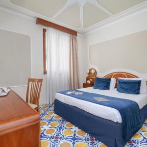 Double or Twin Room with Partial Sea View