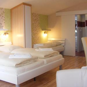 Quadruple Room with Shower & Toilet