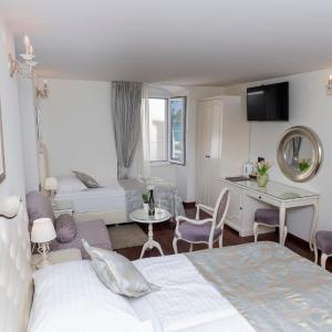 Deluxe Triple Room with Sea View