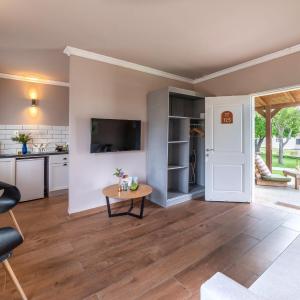 Family Room with Garden Access(2 Adults + 2 Children)