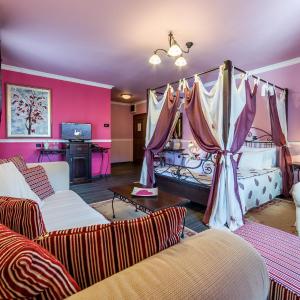 Honeymoon Suite