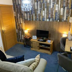 One Bed Ground Floor Apartment with Outdoor Hot Tub (Not Pet Friendly) Merlin
