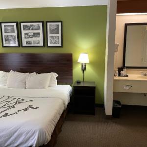 Queen Room - Accessible/Nonsmoking