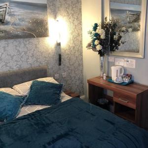 Small Double En-suite Room