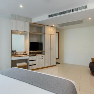 Deluxe King Room with Balcony and View