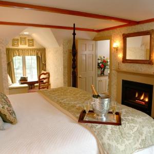 One Bedroom King Suite with Fireplace - Stable (Lydia Harding)