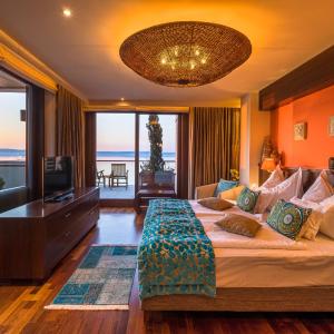 Deluxe Corner Room with Balcony and Spectacular Lake View