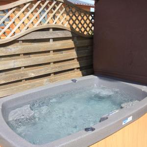 Studio Lodge with Hot tub