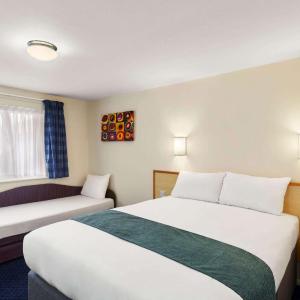 Triple Room (One Double & One Single)