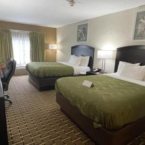 Quadruple Room with Two Queen Beds and Pool View - Non Smoking