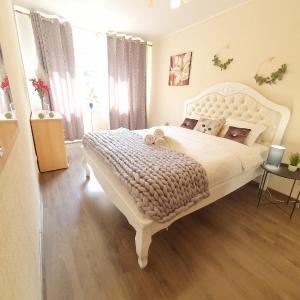 Two-Bedroom Apartment - Lesi Ukrainki Boulevard 10