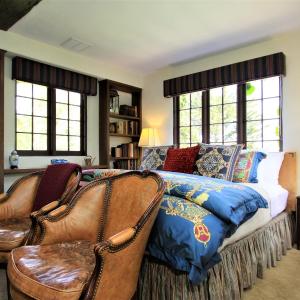 King Room with Balcony ( 2nd Floor )