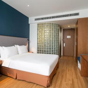 Queen Room - Accessible