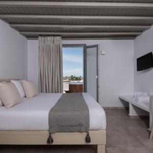 King Suite with Outdoor Hot Tub and Sea View
